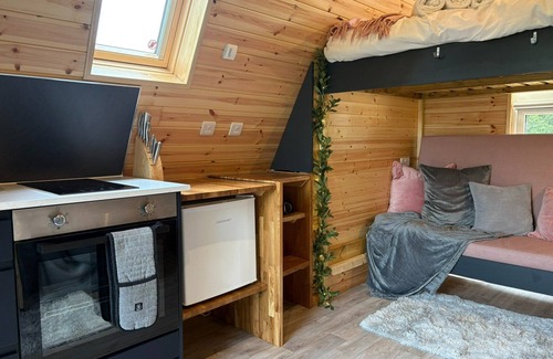 Toppesfield Cabina | Dog-Friendly Woodland Hideaway: A Quirky, Romantic Escape with Hot Tub