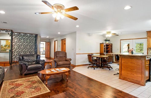 Mid America Otro | Dog-friendly working farmhouse on 63 acres with mountain view, game room & grill