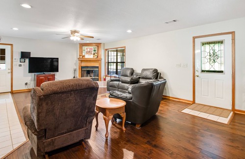 Mid America Otro | Dog-friendly working farmhouse on 63 acres with mountain view, game room & grill