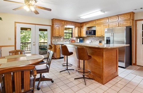 Mid America Otro | Dog-friendly working farmhouse on 63 acres with mountain view, game room & grill