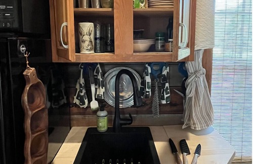 Camden Cabaña | Dogs Love The Tack Room Private Cottage in Camden SC Horse Country
