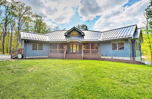 Crellin Casa | Dogs Welcome Secluded Oakland Gem with Hot Tub