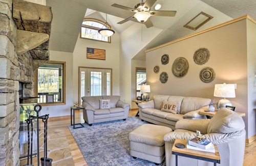 Crellin Casa | Dogs Welcome Secluded Oakland Gem with Hot Tub
