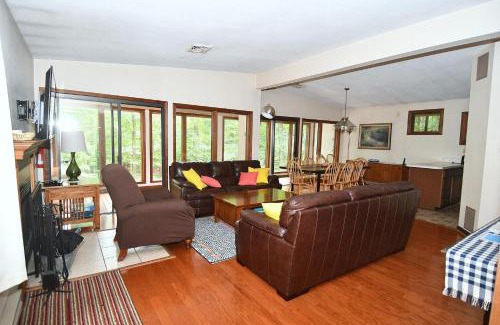 Berkeley Springs Chalet De Esquí | Dogwood Knoll - Wifi, Pool Access, Deck, Fireplace, Deck, Family Friendly, Hiking, Games, Screen Porch, King Bed