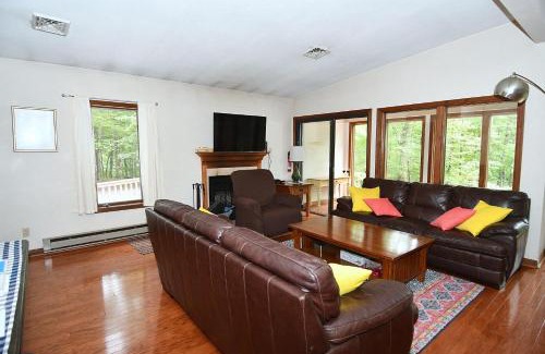 Berkeley Springs Chalet De Esquí | Dogwood Knoll - Wifi, Pool Access, Deck, Fireplace, Deck, Family Friendly, Hiking, Games, Screen Porch, King Bed