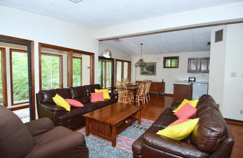 Berkeley Springs Chalet De Esquí | Dogwood Knoll - Wifi, Pool Access, Deck, Fireplace, Deck, Family Friendly, Hiking, Games, Screen Porch, King Bed