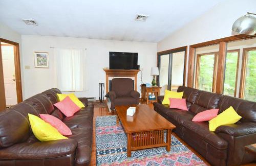 Berkeley Springs Chalet De Esquí | Dogwood Knoll - Wifi, Pool Access, Deck, Fireplace, Deck, Family Friendly, Hiking, Games, Screen Porch, King Bed