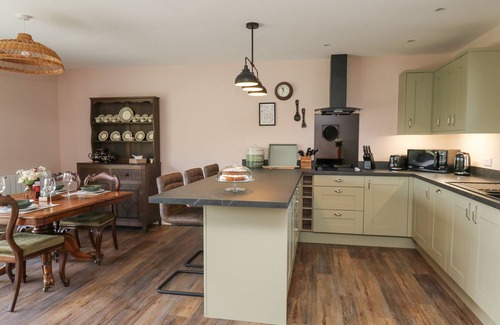 Llandrindod Wells Cabaña | DOL BLODAU, pet friendly, luxury holiday cottage in Newbridge-On-Wye