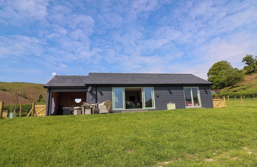 Llandrindod Wells Cabaña | DOL BLODAU, pet friendly, luxury holiday cottage in Newbridge-On-Wye