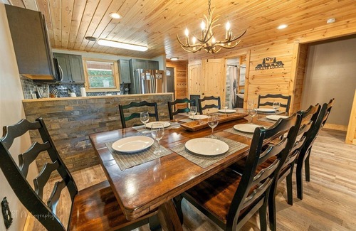 Caton Condominio | Dolly's Lodge # 3 2 Bedroom Condo by RedAwning