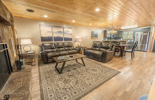 Caton Condominio | Dolly's Lodge # 3 2 Bedroom Condo by RedAwning
