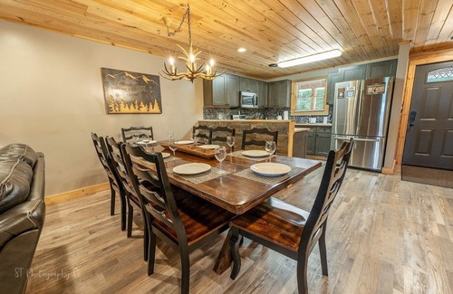 Caton Condominio | Dolly's Lodge # 3 2 Bedroom Condo by RedAwning