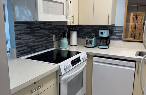 Dam Neck Apartamento | Dolphin Beach condo with indoor pool, ocean views, steps to the beach