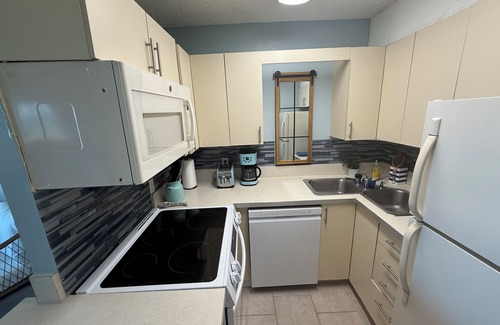 Dam Neck Apartamento | Dolphin Beach condo with indoor pool, ocean views, steps to the beach