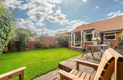 Burnham Market Casa | Cómodo bungalow con soleado invernadero es un fantástico bolthole para parejas
