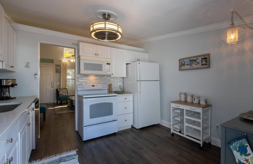 New Smyrna Beach Cabaña | Dolphin Cove Cottage -2/2 & Pet Friendly!
