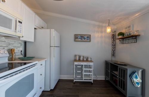 New Smyrna Beach Cabaña | Dolphin Cove Cottage -2/2 & Pet Friendly!