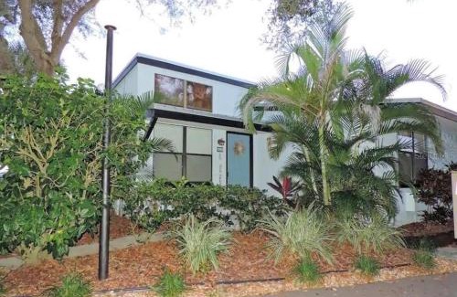 New Smyrna Beach Casa | Dolphin Cove Cottage -2-2 Pet Friendly!