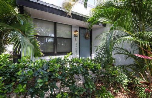 New Smyrna Beach Casa | Dolphin Cove Cottage -2-2 Pet Friendly!