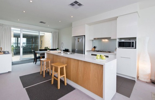 New Port Casa | Dolphin Cove - Waterfront, Pool, Gym, Free Parking