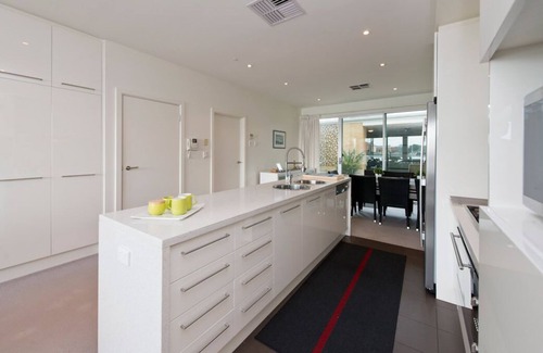 New Port Casa | Dolphin Cove - Waterfront, Pool, Gym, Free Parking