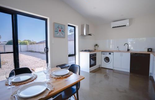 Aldinga Beach Casa | Dolphin Guesthouse