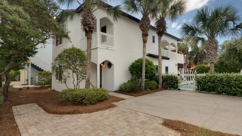 Seawalk Circle Casa | Dolphin House