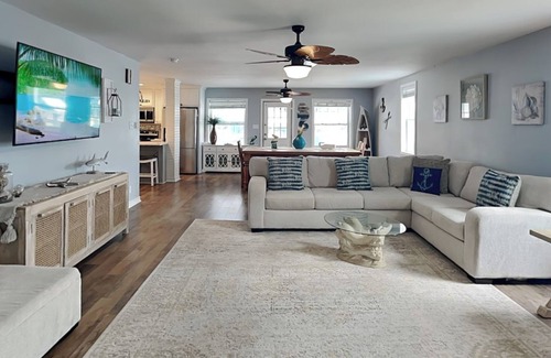 City-by-the Sea Casa | Dolphin Paradise | Bayfront + Pet Friendly