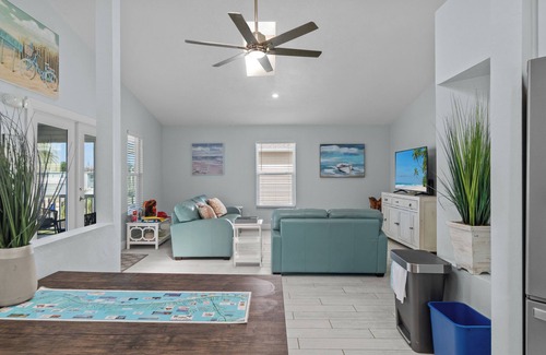 Mid Island Casa | *Dolphin Run Retreat*Awesome Ft. Myers Beach Home!!Steps to Ocean!