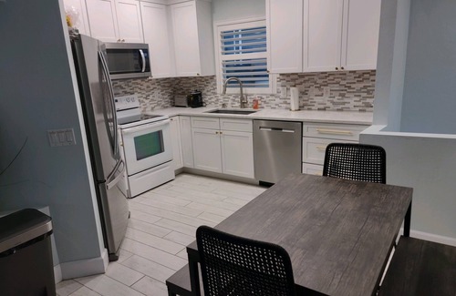 Mid Island Casa | *Dolphin Run Retreat*Awesome Ft. Myers Beach Home!!Steps to Ocean!