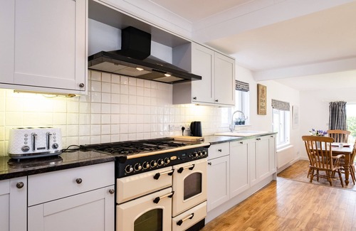 Trevone Cabaña | DOLPHIN'S BARN, pet friendly, country holiday cottage in Trevone