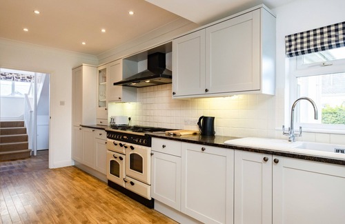 Trevone Cabaña | DOLPHIN'S BARN, pet friendly, country holiday cottage in Trevone