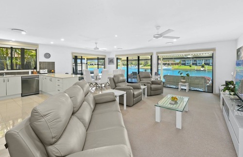 Port Macquarie Casa | Dolphin Way On The Canal - outdoor spa, private jetty