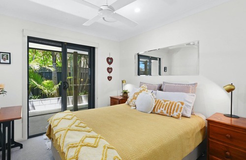 Port Macquarie Casa | Dolphin Way On The Canal - outdoor spa, private jetty