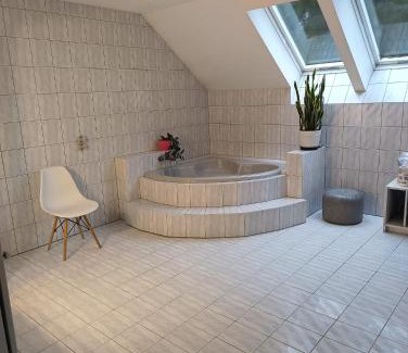 Fabryczna Casa | Dom blisko lotniska i Areny Tarczyńskiego