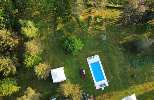 Saint-Medard Casa | Domaine de Saint Marc. Grande longère au bord de son étang au milieu des champs
