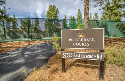 La Pine Casa | Dome Home - Meredith Lodging