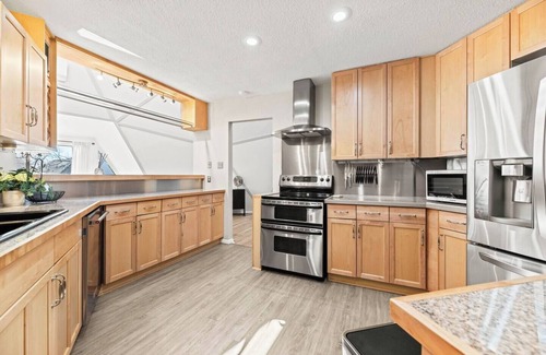 Bedford Apartamento | Dome Manor - 2 Game Rooms, Hot tub & Pool!