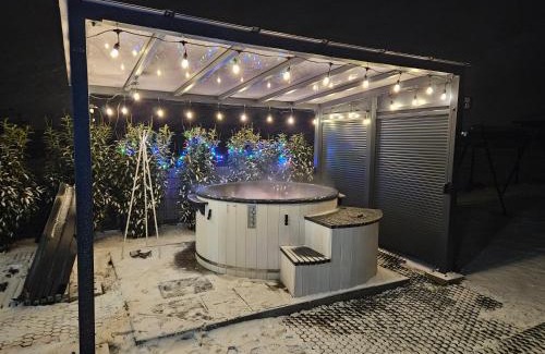 Lipowa Casa | Domek na wyłączność ,bania z jacuzzi. Pobyt góry, jezioro, las.