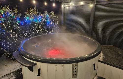 Lipowa Casa | Domek na wyłączność ,bania z jacuzzi. Pobyt góry, jezioro, las.