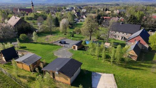 Mirsk Casa | Domek w Górach Izerskich 4 i 6 osobowy, agroturystyka, żywe zwierzęta, w pełni wyposażone, plac zabaw dla dzieci, ognisko z kijkami i rusztem, ogrzewanie i klimatyzacja, latem basen