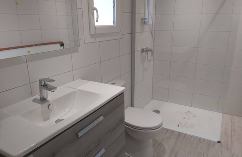 Domino Casa | DOMINO, renovated 4-bedroom house, 150 m from the small beach.
