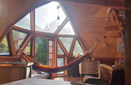 Melipeuco Chalet De Esquí | Domo Conguillio Conecta con tu energía sagrada junto al Salto Truful Truful con una vista majestuosa que podrás disfrutar en una tinaja Una experiencia que alineará tu espíritu y tu energía interior Vívelo
