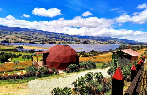 Tuta Chalet De Esquí | Domo entre nubes vista al lago
