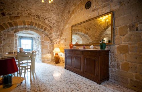 Carovigno Casa | DOMUS CESARE - dimora storica totalmente in pietra nel cuore del centro storico con cabina doccia pietra in camera e zona relax esterna-historic residence entirely made of stone in the heart of the historic center with stone shower cabin in the room