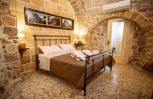 Carovigno Casa | DOMUS CESARE - dimora storica totalmente in pietra nel cuore del centro storico con cabina doccia pietra in camera e zona relax esterna-historic residence entirely made of stone in the heart of the historic center with stone shower cabin in the room