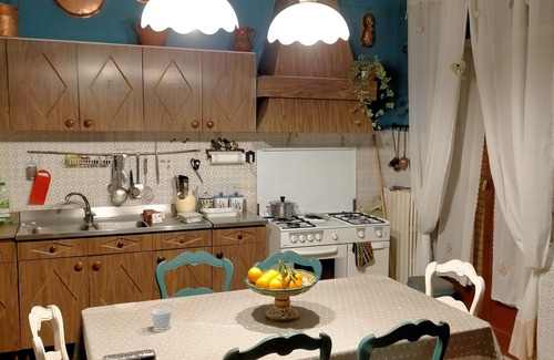 Scafati Apartamento | Domus Donatella. Just 2 km from Pompeii. Station at 300m. Garden, terrace. Wifi