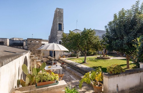 Squinzano Apartamento | Domus Perrone with patio&garden! 10min from sea!
