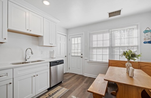Chic's Beach Condominio | Don't Miss Out on a Fully Updated Condo Less Than 200ft to the Beach Entrance!!