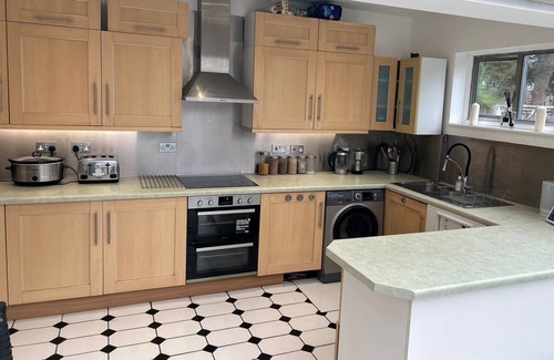 Streatham Hill Casa | Don't wake me up. South London. Sleeps 20+